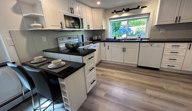 2BD cozy guest suite in West Vancouver