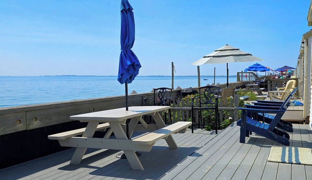 2BD Waterfront Cottage-Amazing Bay Views & Sunsets, End Unit, Direct Beach Access, A/C