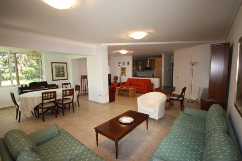 2BDR Park View Apt - 130m2 & Private Patio