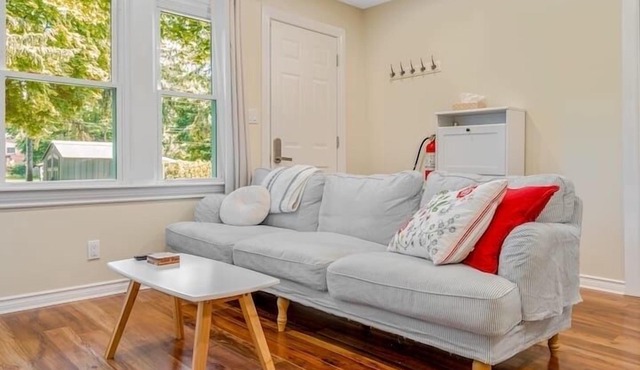 2bdrm Family Cottage - Short walk to the Beach