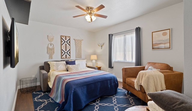 2Bed/1bath casita in quiet downtown neighborhood with washer/dryer and parking