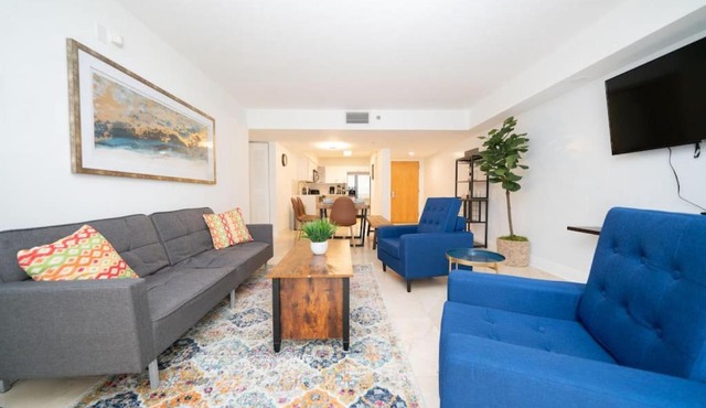 2Bed 2 Bath Airbnb Friendly building with Pool, Hot Tub, and Gym