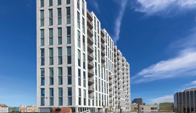 2Bed/2Bath Deluxe Suite in Central Austin Resort with a Rooftop Pool!