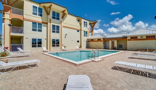 2bed/bath condo steps from the Beach. Sleeps 6-8