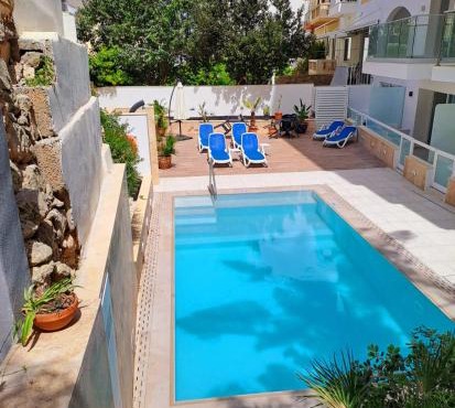 2Bed flat w shared heated pool in MLH by Homely!