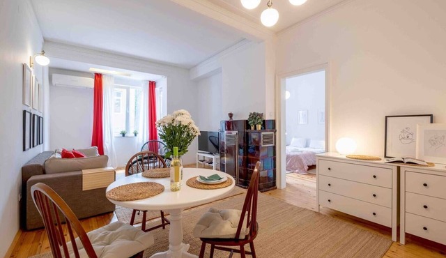 2BR + 1.5 BTH - Metro - Spacious - Kitchen