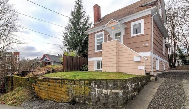 2BR/1.5BA - AC- Private upper unit of a duplex house. Few steps to Light Rail