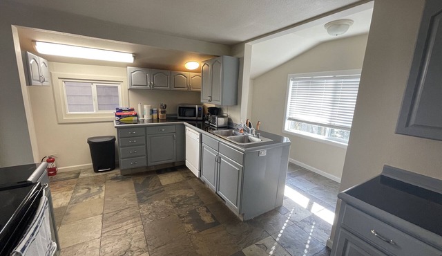 2BR/1.5BA - AC- Private upper unit of a duplex house. Few steps to Light Rail