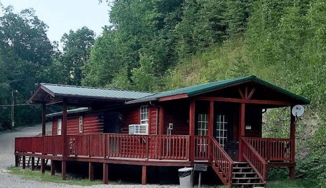 2BR 1 Bath cabin w/full kitchen, hot tub, and living room.