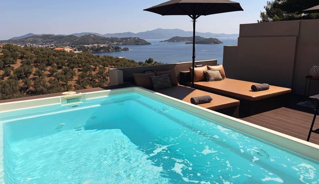 2BR,1 BTH SUITE WHITE GEA WITH POOL STUNNING SEA VIEWS