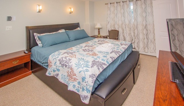 2BR 1BA in Upscale Neighbourhood