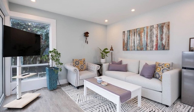 2BR 2-Bath Suite Ocean View Deck Walk to Beach