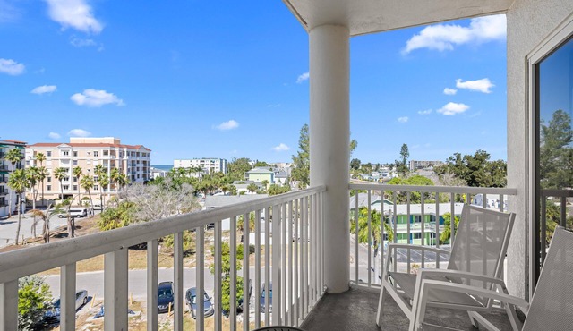 2BR/2BA Beach Condo: Couples' Retreat