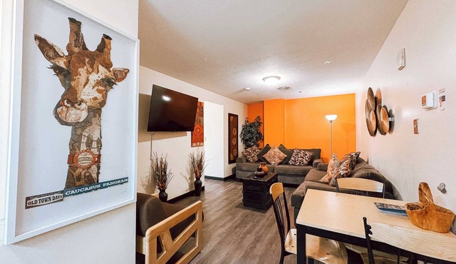 2BR 2BA Downtown Apt | 55” TV | 6 Beds
