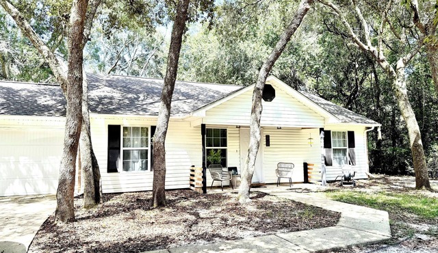 2BR/2BA secluded spot near water with fenced yard - Under the Oaks