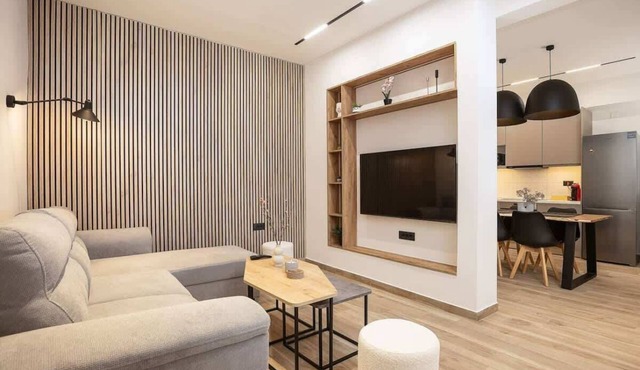 2BR Apt | 1 Min to Sea, Walk to Old Town