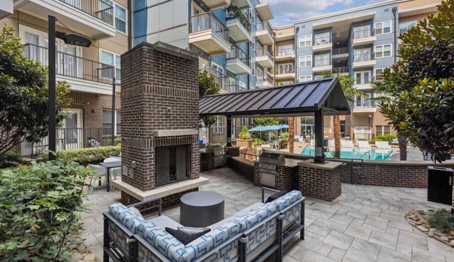 2BR Apt near Charlotte DT - Pool and Gym Access