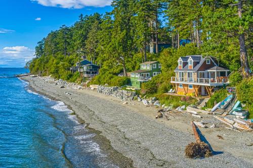 2BR Beachfront Cottage w/Grill & Expansive Deck