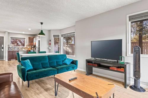 2BR Bow Valley Retreat with BBQ Near Parks and Banff
