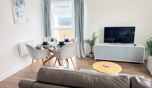 2BR Bracknell Apt Near Ascot | Parking & WiFi