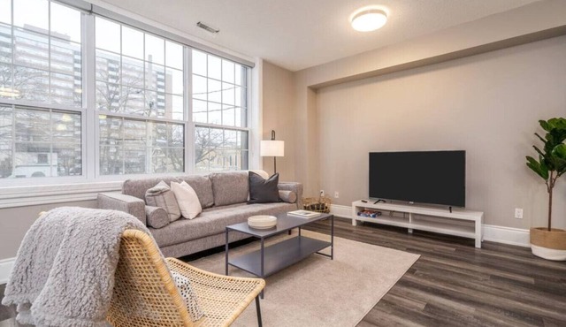 2BR Burlington Apt | Near Waterfront & Art Gallery
