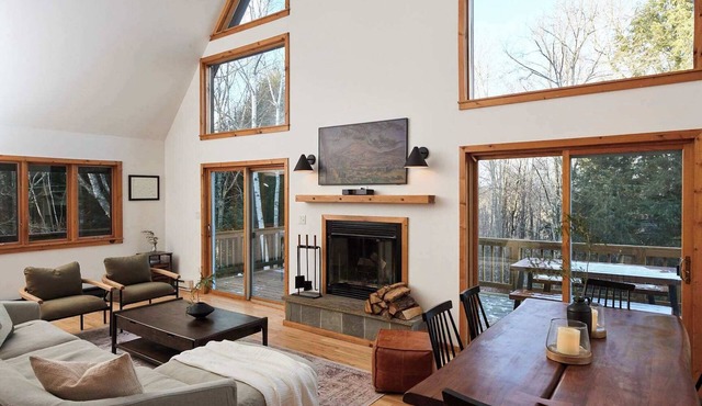 2BR Chalet: Deck, Fireplace, Loft, Forest Views