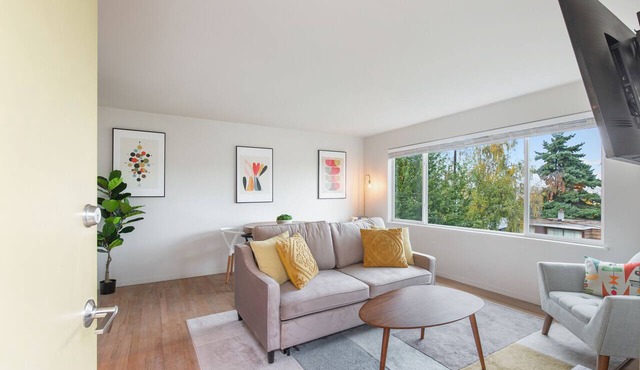 2BR Chic Colorful Queen Anne Apt - 4m to DT Seattle, Free Parking - NEW