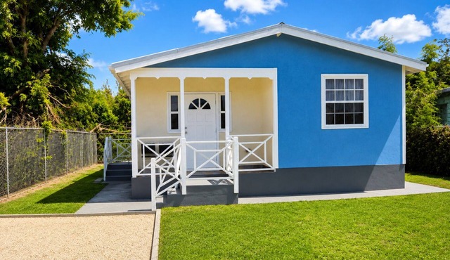 2BR Cottage, Walk to Brandons Beach, AC, WiFi