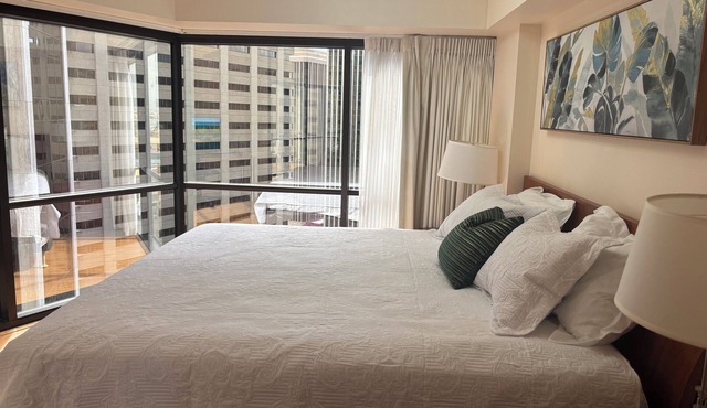 2BR+Den High Floor Ocean View Free Parking
