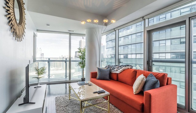 2BR Downtown w/Parking - Steps from CN Tower, Rogers Centre & Scotiabank Arena