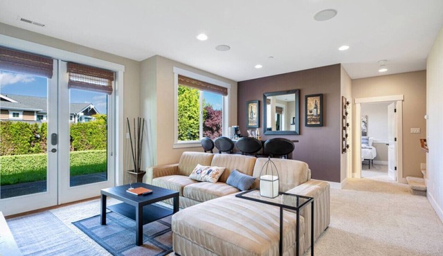 2BR Hideaway: Bar Vibes, Game & LEGO Joy @Bellevue