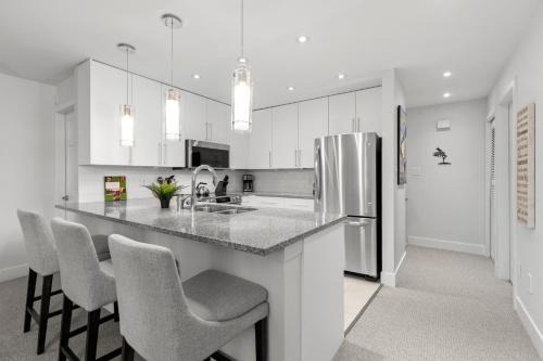 2BR in Gleneagle, Gourmet Kitchen, Newly Updated, Wood Burning Fireplace, Parking