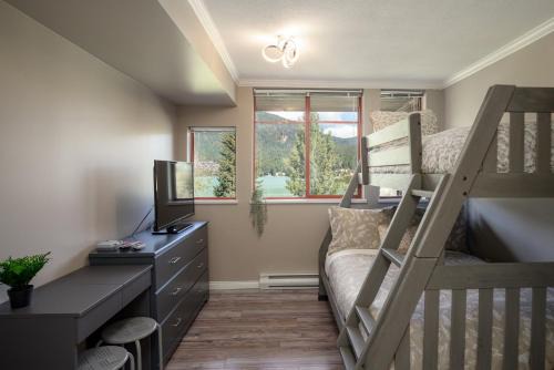 2BR in Nicklaus North Clubhouse, Lake and Mountain Views, Gas Fireplace, Parking