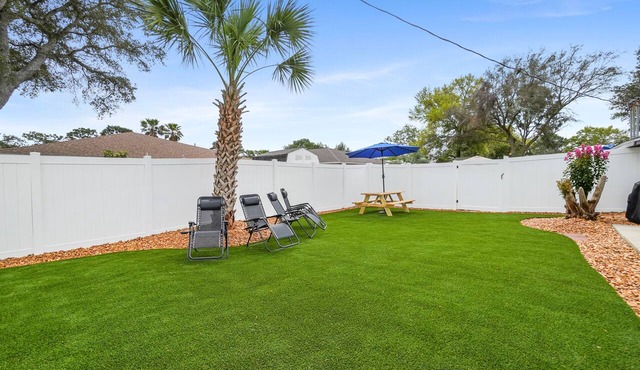 2BR King, Private Fenced Yard w/Turf, Grill, Dog Friendly, Near Pensacola Beach