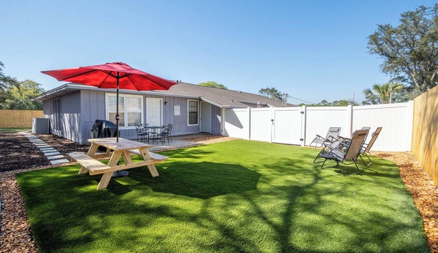 2BR King, Private Gated Yard w/Turf, Dog Friendly, 8mi to Pensacola Beach