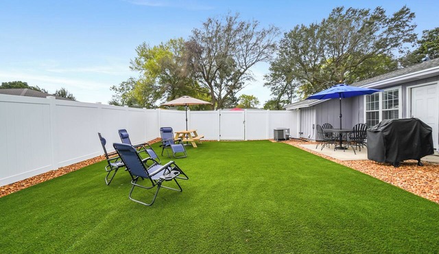 2BR King, Private Turf Yard, Dog Friendly, Fenced Yard, Pensacola Beach 8mi