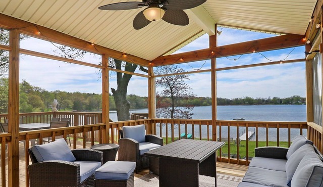 2BR Lake House - Stunning Views - Lake Toys - Screen Room - K Bed - Dog Friendly