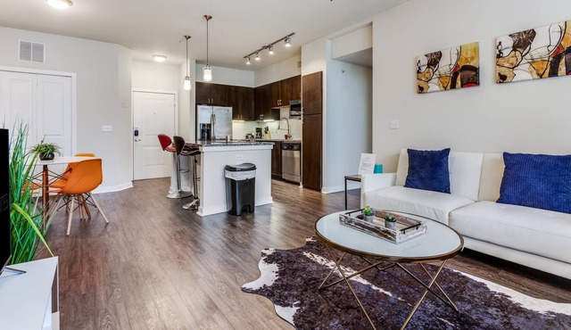 2BR Luxurious SoCo CozySuites w/ 2 Pools! #09