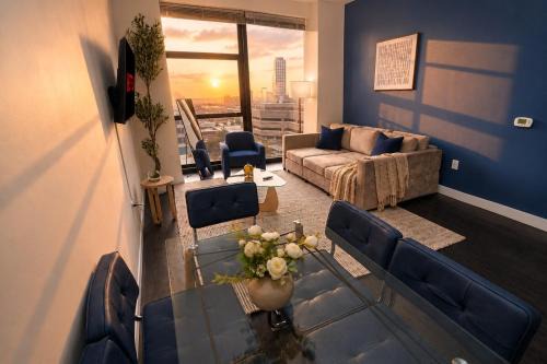 2BR Modern Westown mins from Fiserv & Riverwalk