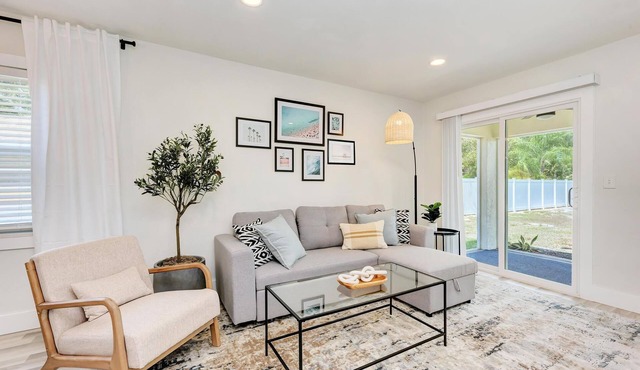 2BR Oasis with a Cozy Lanai 5 Min to Nokomis Beach