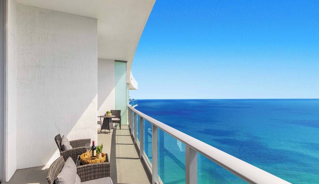2BR Ocean View Balcony & Pool