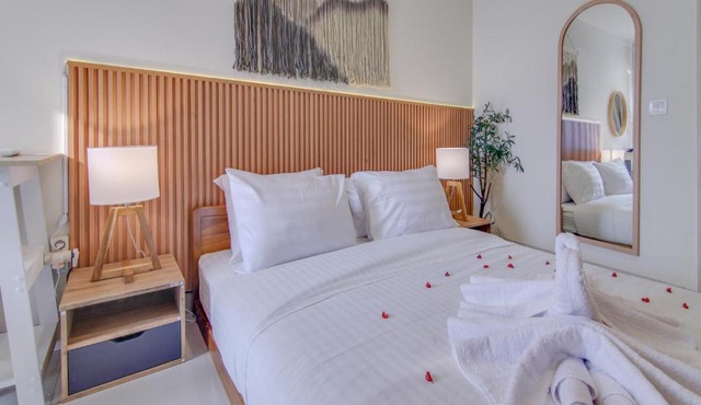 2BR Orange County With Free Parking and Rooftop Pool