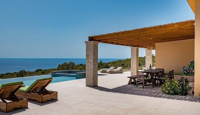 2BR Panoramic Sea-View Villa Infinity Pool & Outdoor Jacuzzi