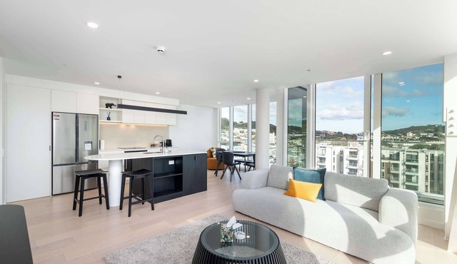 2BR Skyline Views - Cozy HydeLane Stay w Amenities