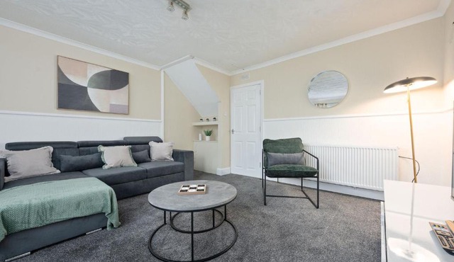 2BR Sleeps 6 with Parking Near Linlithgow Palace