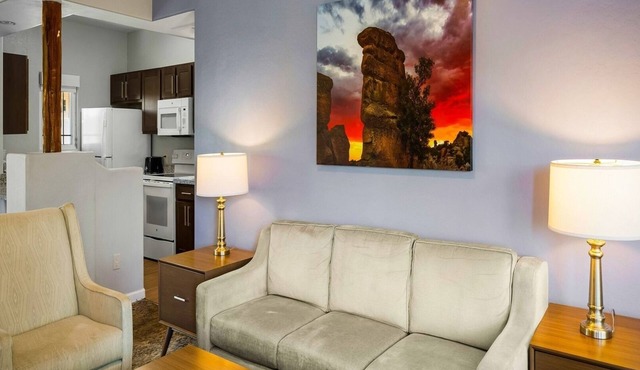 2br Unit- Golfing, Caving and a Music Hall!