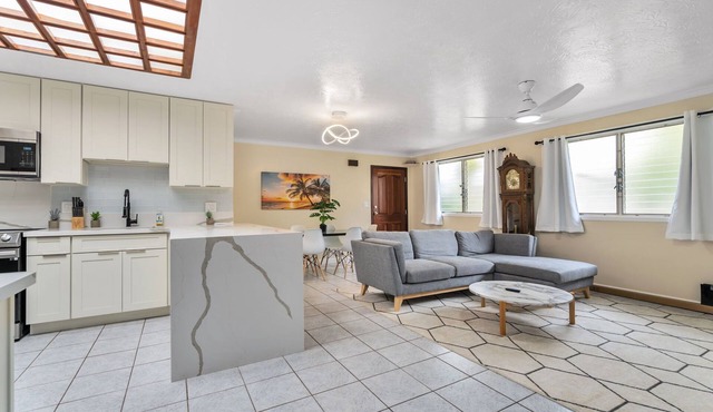 2BR Walk to Ewa Beach - Upto 4 + WiFi, AC, Parking