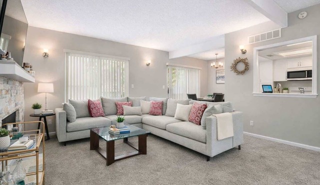 2BRCharmer Lenexa Sleeps 5 Pool Tennis FIFA FANS!