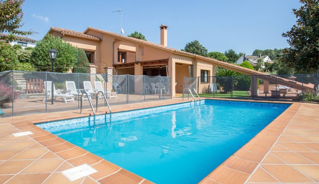 2CIP01-08pax - House with capacity for 08 people and private pool located in a quiet area