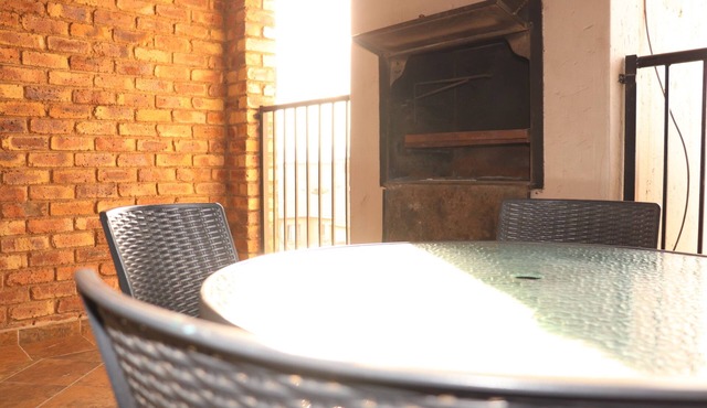 2km from Bedford center and 3 km from East Gate mall, and 12km from Maboneng.